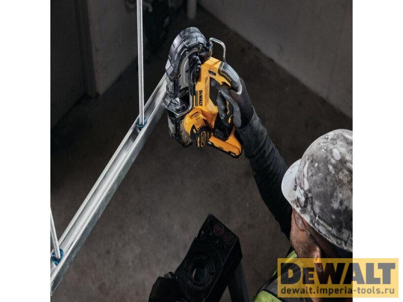 Аккумуляторная ручная ленточная пила по металлу DeWALT DCS377NT, 18В, макс. 46 мм, без аккумулятора и зарядного устройства Аккумуляторная ручная ленточная пила по металлу DeWALT DCS377NT, 18В, макс. 46 мм, без аккумулятора и зарядного устройства