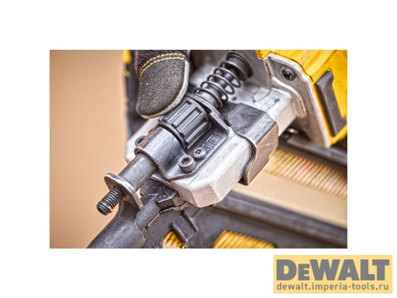 Аккумуляторный гвоздезабивной пистолет DEWALT DCN930P2, 18 В, с 2 АКБ 5 Ач и ЗУ, в кейсе