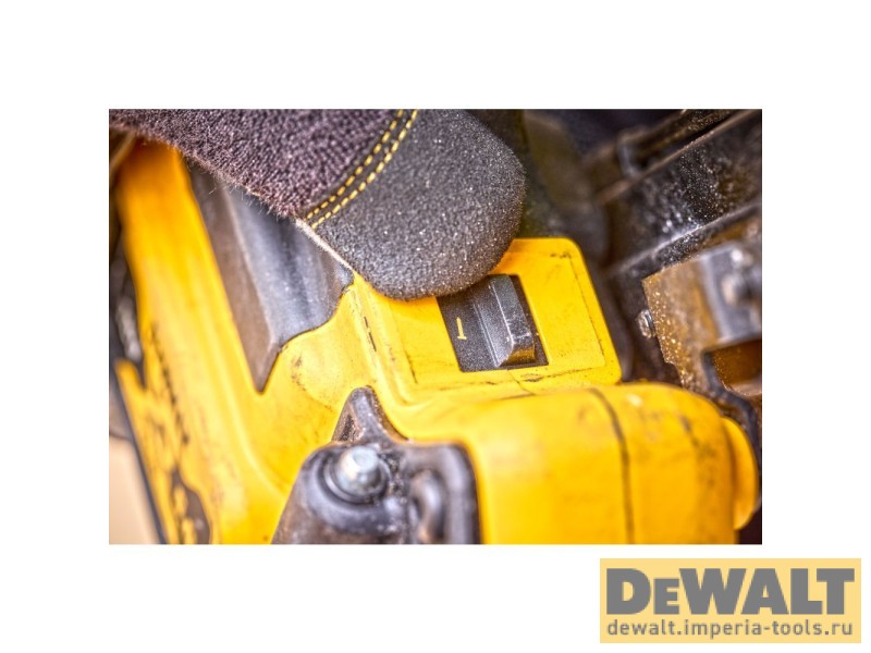 Аккумуляторный гвоздезабивной пистолет DEWALT DCN930P2, 18 В, с 2 АКБ 5 Ач и ЗУ, в кейсе