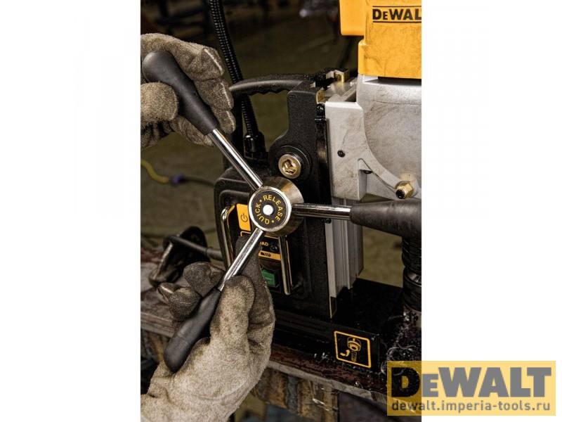 Сверлильный станок на магнитной подошве DeWALT DWE1622K, 1200 Вт Сверлильный станок на магнитной подошве DeWALT DWE1622K, 1200 Вт