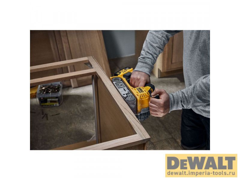 Аккумуляторная ленточная шлифмашина DEWALT DCW220NT, 18 В, 320 м/мин, без АКБ и ЗУ, в кейсе TSTAK Аккумуляторная ленточная шлифмашина DEWALT DCW220NT, 18 В, 320 м/мин, без АКБ и ЗУ, в кейсе TSTAK